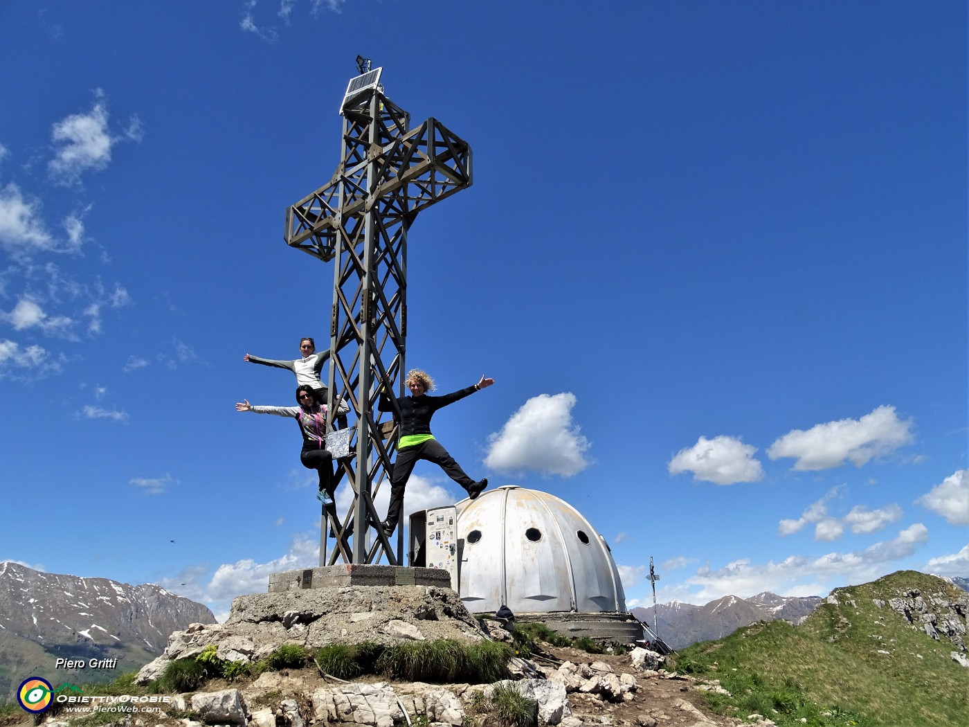 72 Alla croce di vetta e Bivacco Locatelli (1656 m) le tre amiche incontrate.JPG